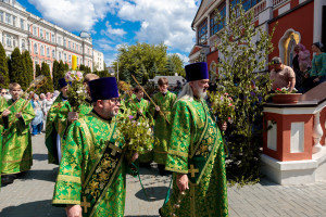 Митрополит Игнатий совершил Божественную литургию и великую вечерню в Свято-Троицком кафедральном соборе г. Саратова