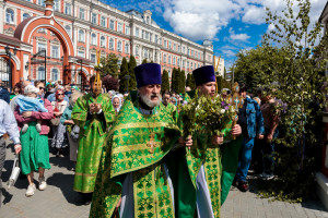 Митрополит Игнатий совершил Божественную литургию и великую вечерню в Свято-Троицком кафедральном соборе г. Саратова