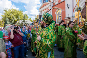 Митрополит Игнатий совершил Божественную литургию и великую вечерню в Свято-Троицком кафедральном соборе г. Саратова