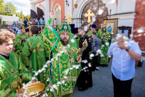 Митрополит Игнатий совершил Божественную литургию и великую вечерню в Свято-Троицком кафедральном соборе г. Саратова