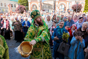 Митрополит Игнатий совершил Божественную литургию и великую вечерню в Свято-Троицком кафедральном соборе г. Саратова