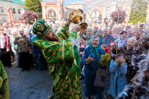 Митрополит Игнатий совершил Божественную литургию и великую вечерню в Свято-Троицком кафедральном соборе г. Саратова