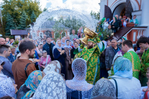 Митрополит Игнатий совершил Божественную литургию и великую вечерню в Свято-Троицком кафедральном соборе г. Саратова