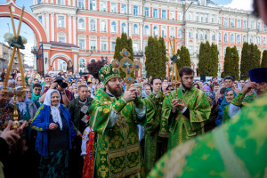Митрополит Игнатий совершил Божественную литургию и великую вечерню в Свято-Троицком кафедральном соборе г. Саратова