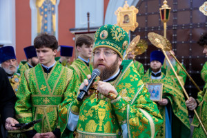 Митрополит Игнатий совершил Божественную литургию и великую вечерню в Свято-Троицком кафедральном соборе г. Саратова