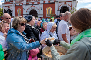 Митрополит Игнатий совершил Божественную литургию и великую вечерню в Свято-Троицком кафедральном соборе г. Саратова