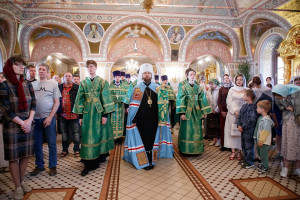 Божественная литургия и великая вечерня в Свято-Троицком кафедральном соборе г. Саратова