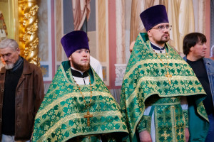 Божественная литургия и великая вечерня в Свято-Троицком кафедральном соборе г. Саратова