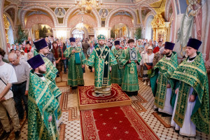 Божественная литургия и великая вечерня в Свято-Троицком кафедральном соборе г. Саратова