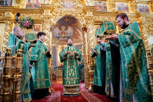 Божественная литургия и великая вечерня в Свято-Троицком кафедральном соборе г. Саратова