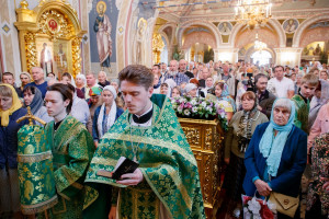 Божественная литургия и великая вечерня в Свято-Троицком кафедральном соборе г. Саратова