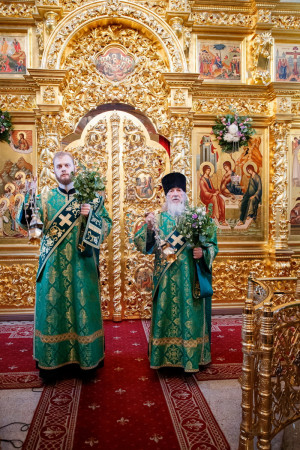 Божественная литургия и великая вечерня в Свято-Троицком кафедральном соборе г. Саратова