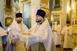 Митрополит Игнатий и митрополит Владимир совершили Божественную литургию в Свято-Духовском соборе г. Саратова