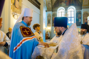 Митрополит Игнатий и митрополит Владимир совершили Божественную литургию в Свято-Духовском соборе г. Саратова