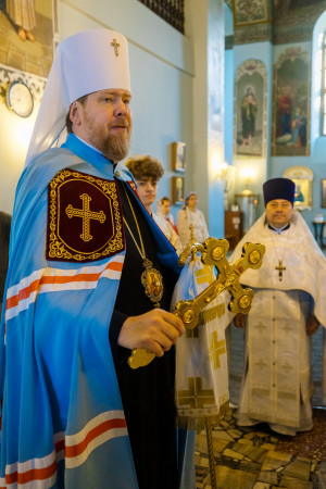 Митрополит Игнатий и митрополит Владимир совершили Божественную литургию в Свято-Духовском соборе г. Саратова
