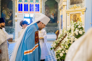 Митрополит Игнатий и митрополит Владимир совершили Божественную литургию в Свято-Духовском соборе г. Саратова