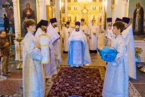 Митрополит Игнатий и митрополит Владимир совершили Божественную литургию в Свято-Духовском соборе г. Саратова