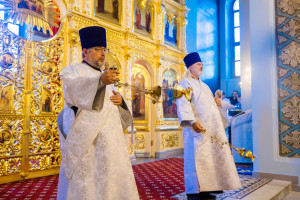 Митрополит Игнатий и митрополит Владимир совершили Божественную литургию в Свято-Духовском соборе г. Саратова