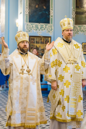 Митрополит Игнатий и митрополит Владимир совершили Божественную литургию в Свято-Духовском соборе г. Саратова