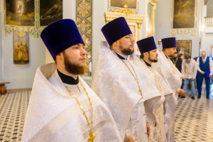 Митрополит Игнатий и митрополит Владимир совершили Божественную литургию в Свято-Духовском соборе г. Саратова
