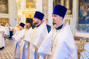 Митрополит Игнатий и митрополит Владимир совершили Божественную литургию в Свято-Духовском соборе г. Саратова