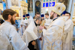 Митрополит Игнатий и митрополит Владимир совершили Божественную литургию в Свято-Духовском соборе г. Саратова