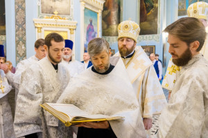 Митрополит Игнатий и митрополит Владимир совершили Божественную литургию в Свято-Духовском соборе г. Саратова