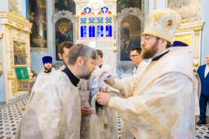 Митрополит Игнатий и митрополит Владимир совершили Божественную литургию в Свято-Духовском соборе г. Саратова