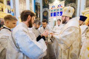 Митрополит Игнатий и митрополит Владимир совершили Божественную литургию в Свято-Духовском соборе г. Саратова