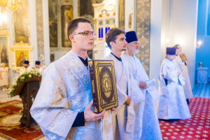 Митрополит Игнатий и митрополит Владимир совершили Божественную литургию в Свято-Духовском соборе г. Саратова