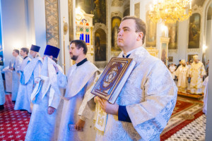 Митрополит Игнатий и митрополит Владимир совершили Божественную литургию в Свято-Духовском соборе г. Саратова