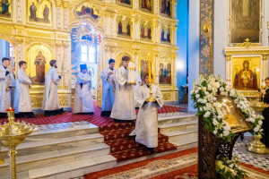 Митрополит Игнатий и митрополит Владимир совершили Божественную литургию в Свято-Духовском соборе г. Саратова