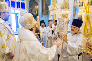 Митрополит Игнатий и митрополит Владимир совершили Божественную литургию в Свято-Духовском соборе г. Саратова