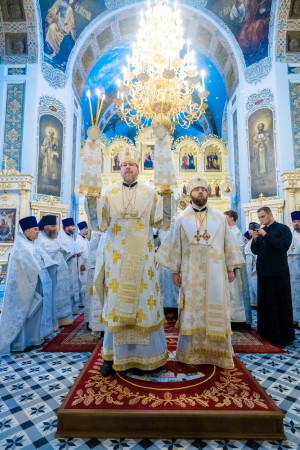 Митрополит Игнатий и митрополит Владимир совершили Божественную литургию в Свято-Духовском соборе г. Саратова