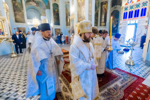 Митрополит Игнатий и митрополит Владимир совершили Божественную литургию в Свято-Духовском соборе г. Саратова