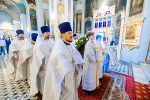 Митрополит Игнатий и митрополит Владимир совершили Божественную литургию в Свято-Духовском соборе г. Саратова