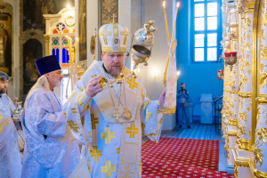 Митрополит Игнатий и митрополит Владимир совершили Божественную литургию в Свято-Духовском соборе г. Саратова