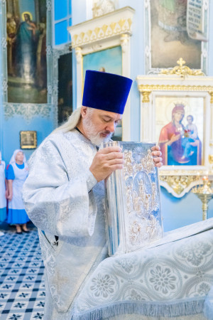 Митрополит Игнатий и митрополит Владимир совершили Божественную литургию в Свято-Духовском соборе г. Саратова