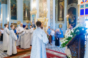 Митрополит Игнатий и митрополит Владимир совершили Божественную литургию в Свято-Духовском соборе г. Саратова