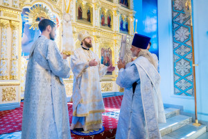 Митрополит Игнатий и митрополит Владимир совершили Божественную литургию в Свято-Духовском соборе г. Саратова