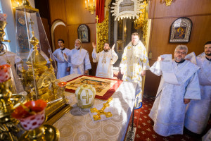 Митрополит Игнатий и митрополит Владимир совершили Божественную литургию в Свято-Духовском соборе г. Саратова
