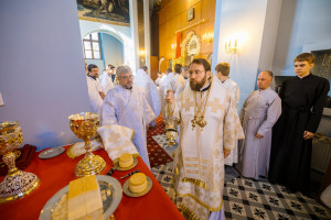 Митрополит Игнатий и митрополит Владимир совершили Божественную литургию в Свято-Духовском соборе г. Саратова