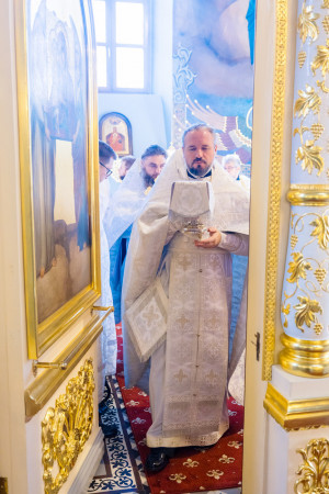 Митрополит Игнатий и митрополит Владимир совершили Божественную литургию в Свято-Духовском соборе г. Саратова