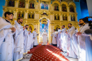Митрополит Игнатий и митрополит Владимир совершили Божественную литургию в Свято-Духовском соборе г. Саратова