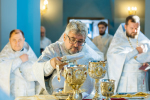 Митрополит Игнатий и митрополит Владимир совершили Божественную литургию в Свято-Духовском соборе г. Саратова