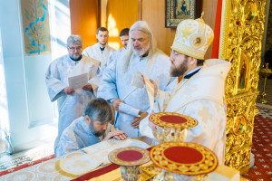 Митрополит Игнатий и митрополит Владимир совершили Божественную литургию в Свято-Духовском соборе г. Саратова