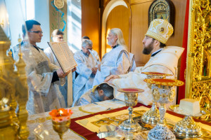 Митрополит Игнатий и митрополит Владимир совершили Божественную литургию в Свято-Духовском соборе г. Саратова