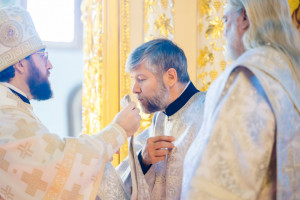 Митрополит Игнатий и митрополит Владимир совершили Божественную литургию в Свято-Духовском соборе г. Саратова