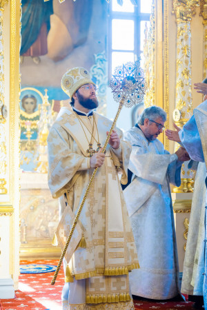 Митрополит Игнатий и митрополит Владимир совершили Божественную литургию в Свято-Духовском соборе г. Саратова