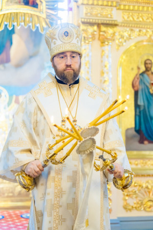 Митрополит Игнатий и митрополит Владимир совершили Божественную литургию в Свято-Духовском соборе г. Саратова
